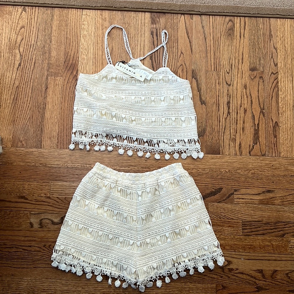 NWT Vitamin A by Amahlia Stevens womens ivory lace short and top sz. L